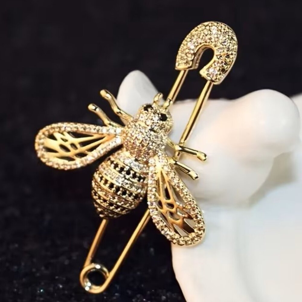 Rhinestone Gold Tone Bee on a Safety Pin Brooch Z186